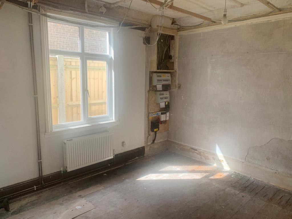 Lot: 52 - FREEHOLD DETACHED BUNGALOW WITH PLANNING FOR FOUR STUDIOS/BEDSITS -